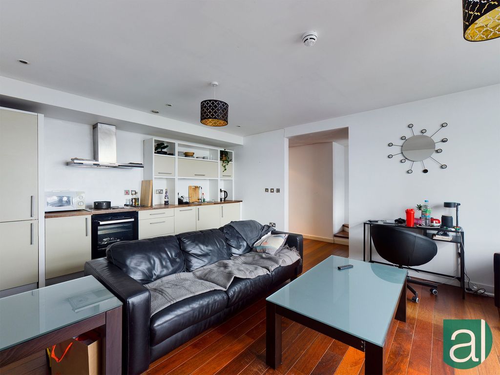 1 bed flat for sale in Old Hall Street, Beetham Tower L3, £110,000