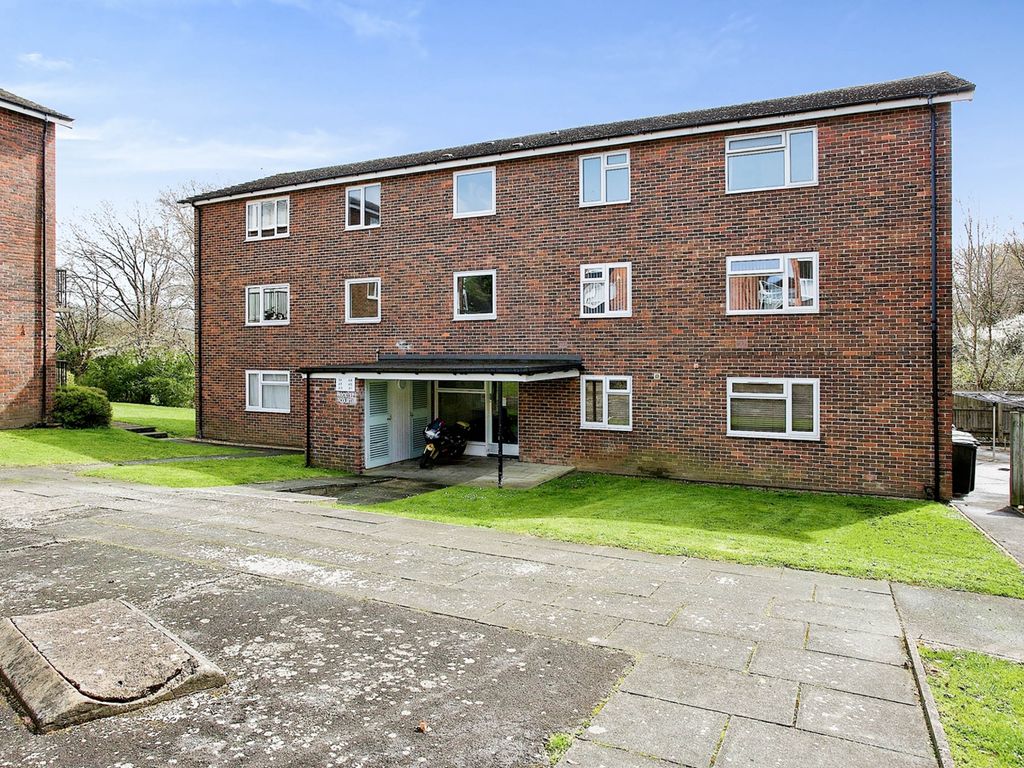 2 bed flat for sale in Homer Close, Gosport PO13, £70,000