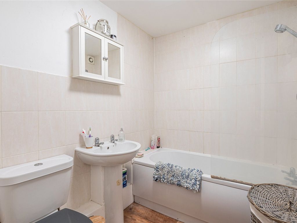 2 bed flat for sale in Beck Lane, Collingham LS22, £185,000