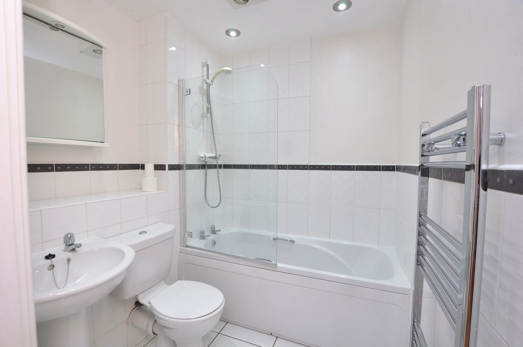 2 bed flat for sale in Albion Place, Whitby YO21, £220,000