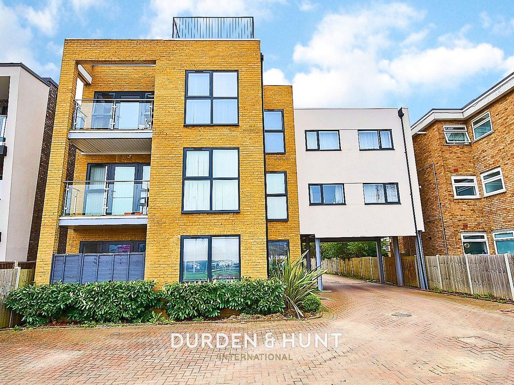 1 bed flat for sale in Carla Court, Gidea Park RM2, £245,000