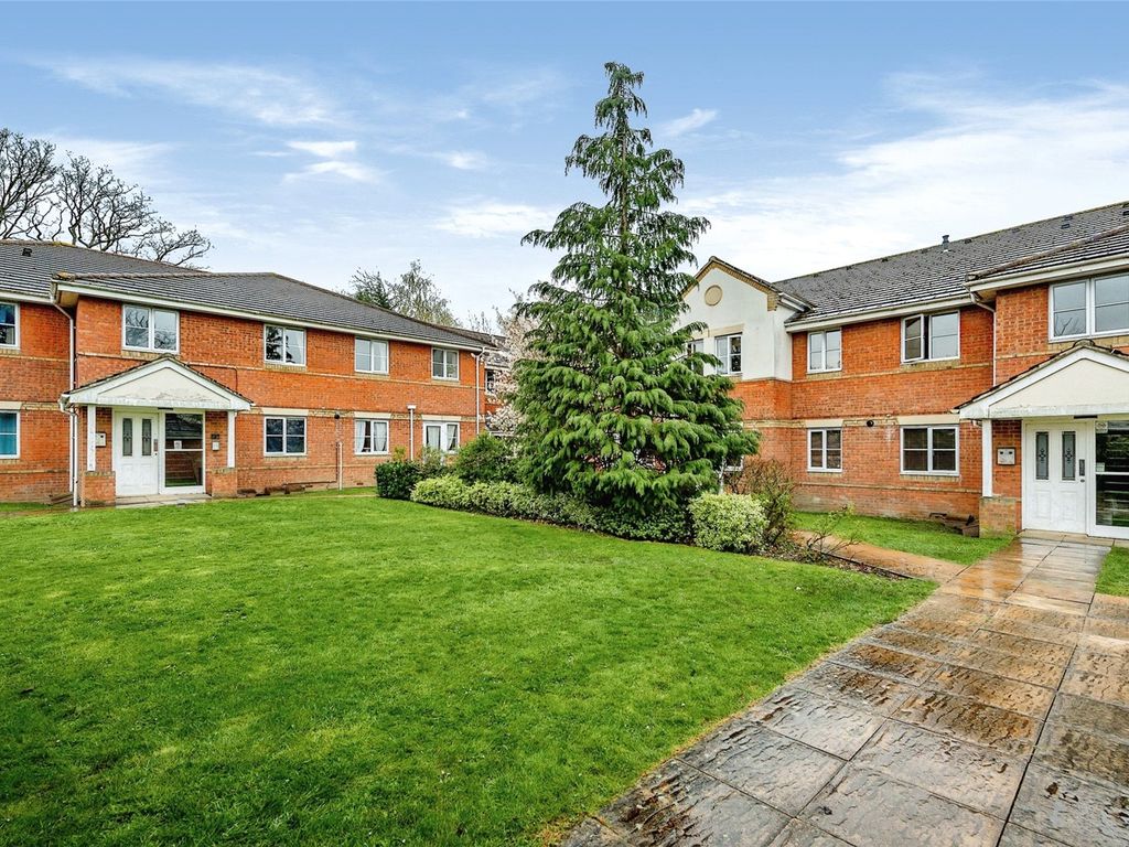 2 bed flat for sale in Tinsley Lane, Crawley, West Sussex RH10, £220,000