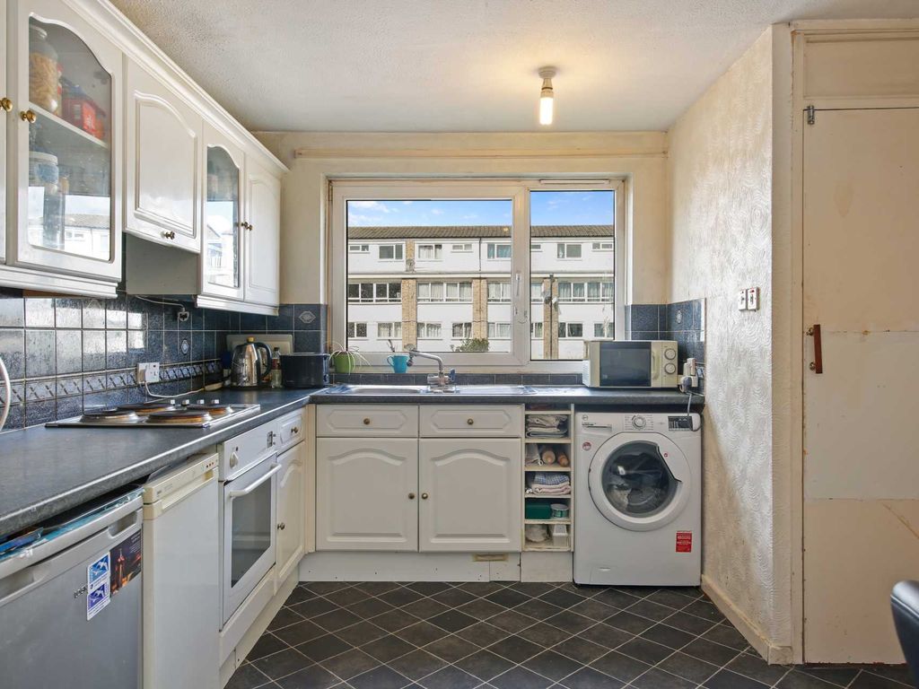 3 bed flat for sale in Bramall Close, Stratford E15, £325,000