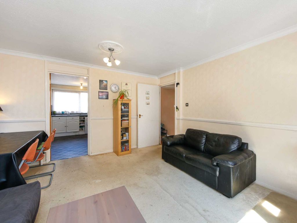 3 bed flat for sale in Bramall Close, Stratford E15, £325,000