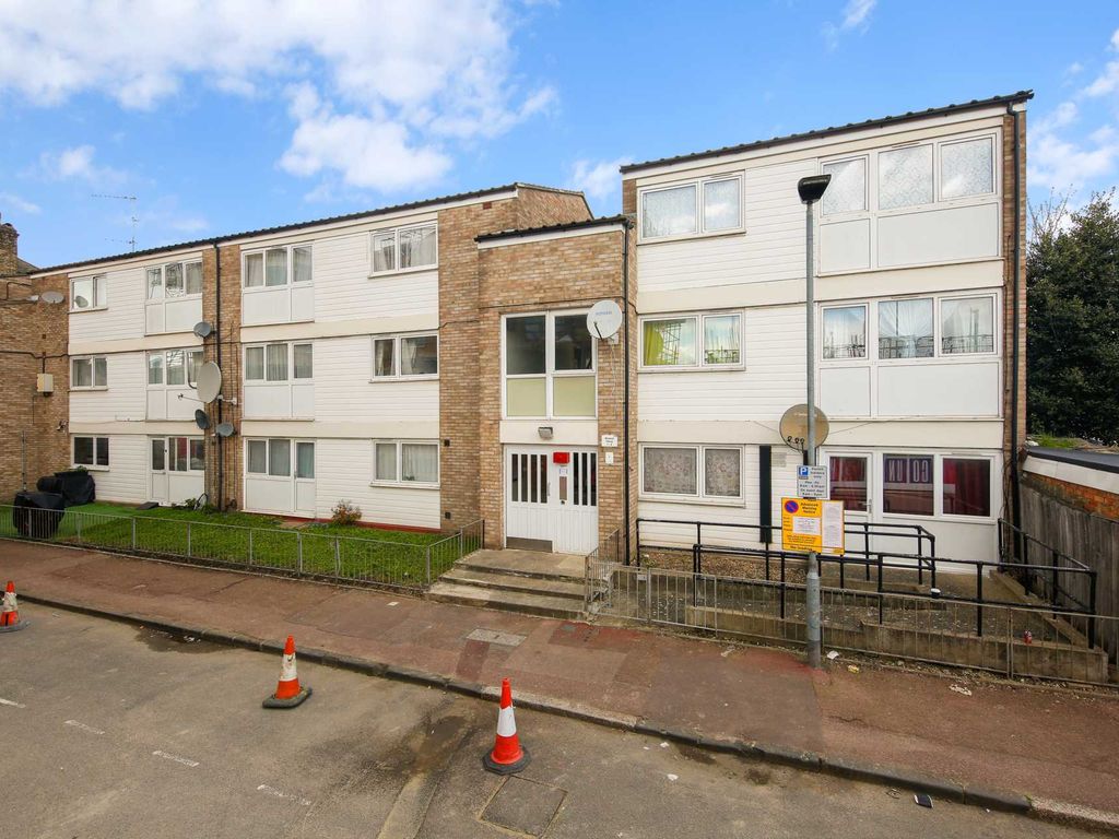 3 bed flat for sale in Bramall Close, Stratford E15, £325,000