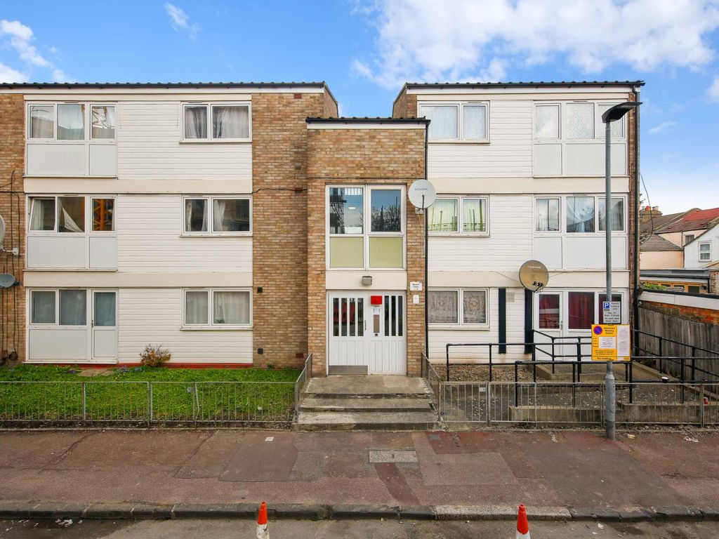 3 bed flat for sale in Bramall Close, Stratford E15, £325,000