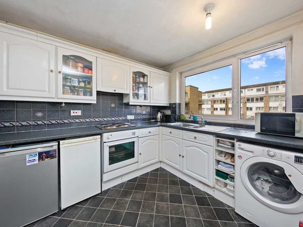 3 bed flat for sale in Bramall Close, Stratford E15, £325,000