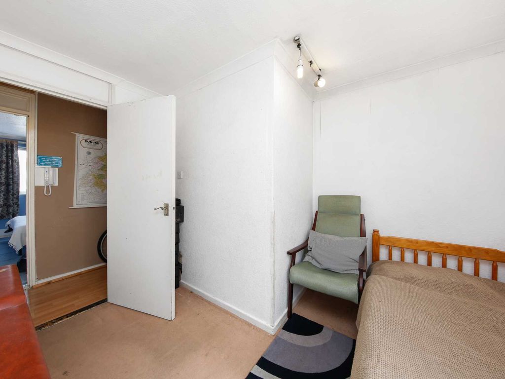 3 bed flat for sale in Bramall Close, Stratford E15, £325,000