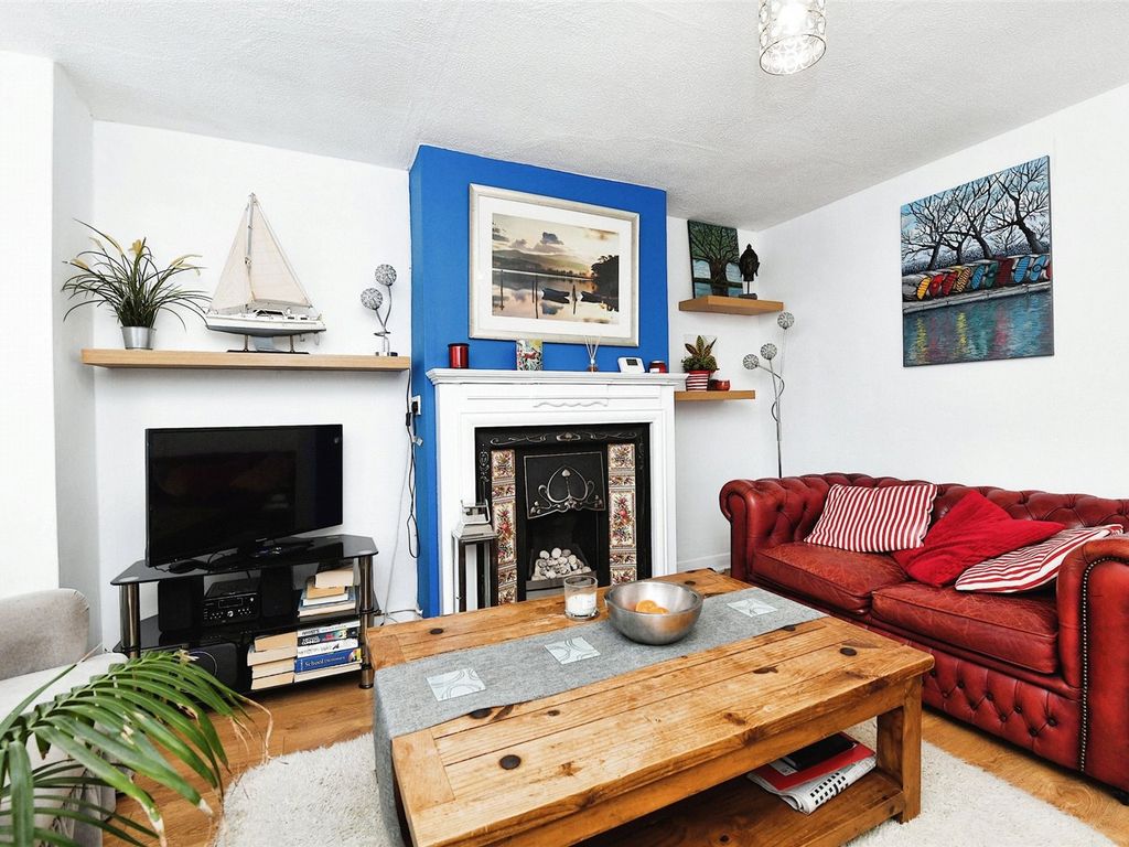 2 bed terraced house for sale in Queens Road, Burnham-On-Crouch CM0, £250,000