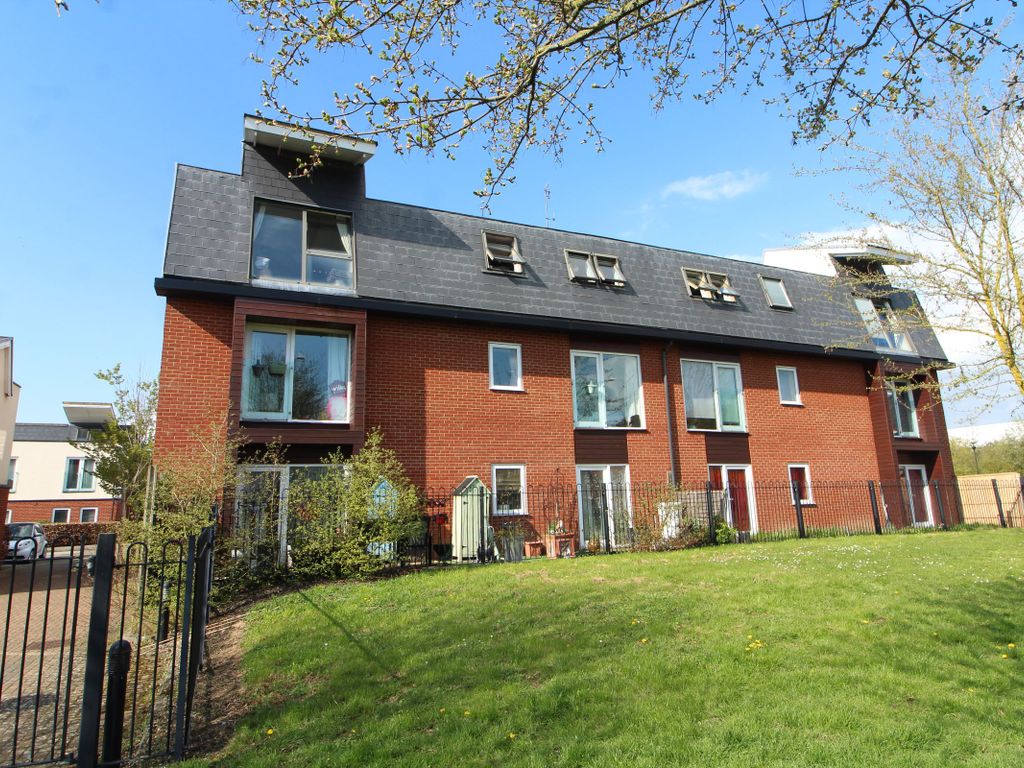2 bed flat for sale in Addenbrookes Road, Newport Pagnell MK16, £185,000