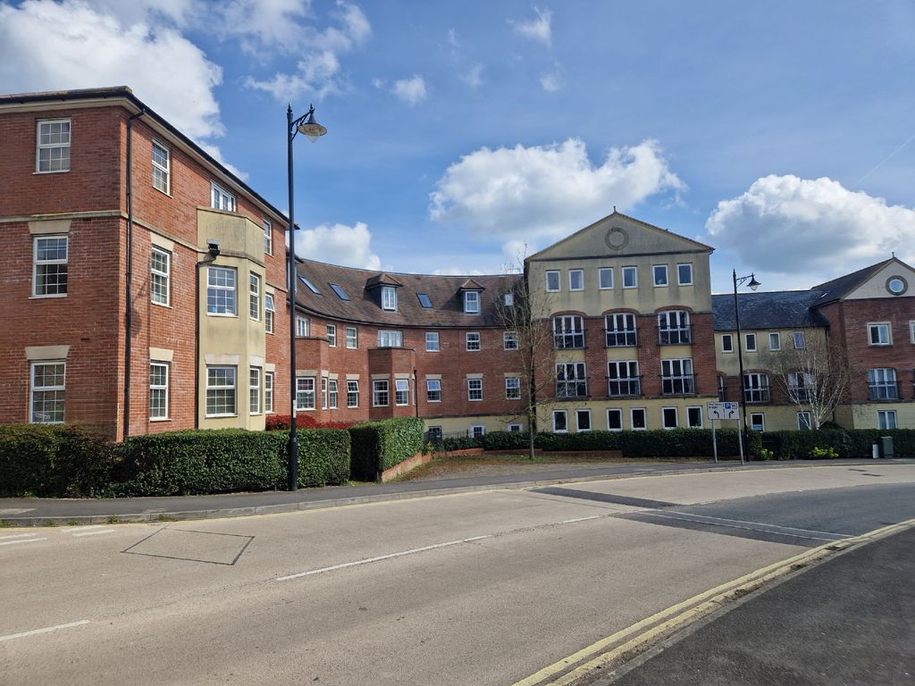 2 bed flat for sale in Drovers, Sturminster Newton DT10, £169,950