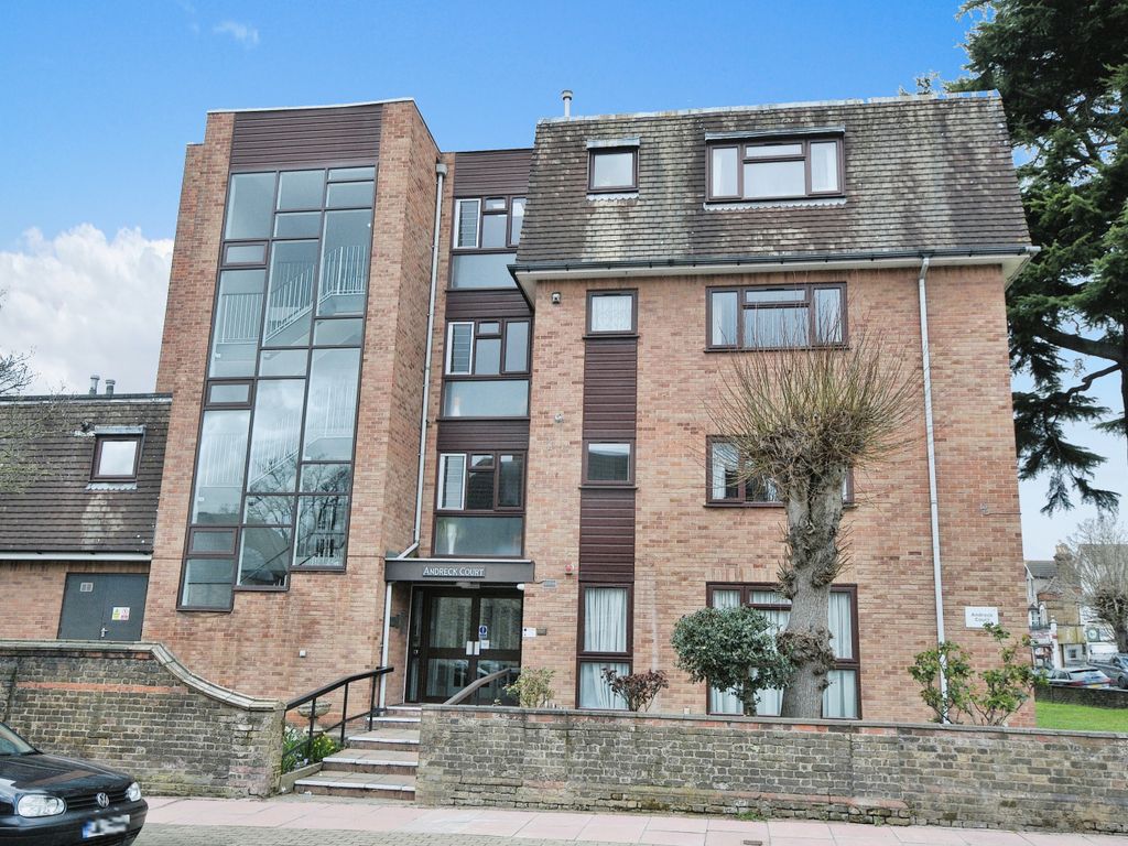 1 bed flat for sale in Crescent Road, Beckenham BR3, £100,000