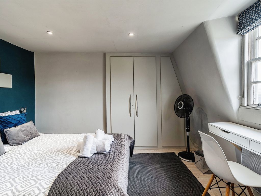 1 bed flat for sale in Broad Street, Bath BA1, £279,999