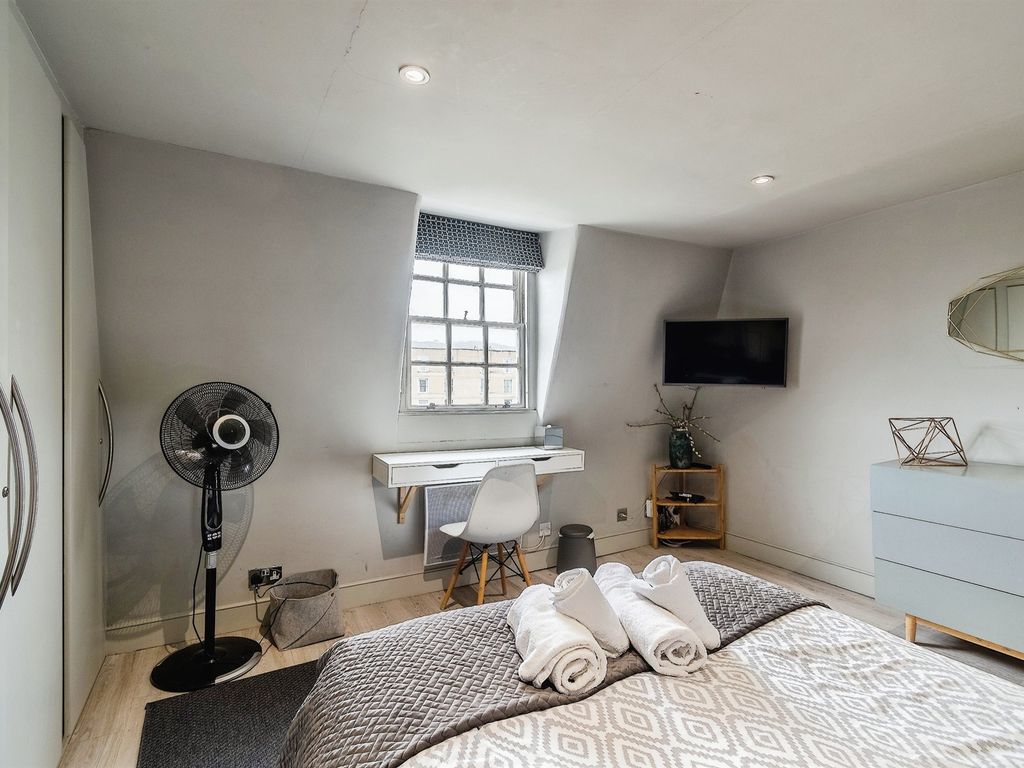 1 bed flat for sale in Broad Street, Bath BA1, £279,999