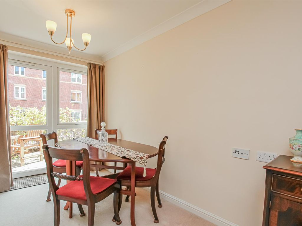 1 bed flat for sale in School Lane, Banbury OX16, £120,000