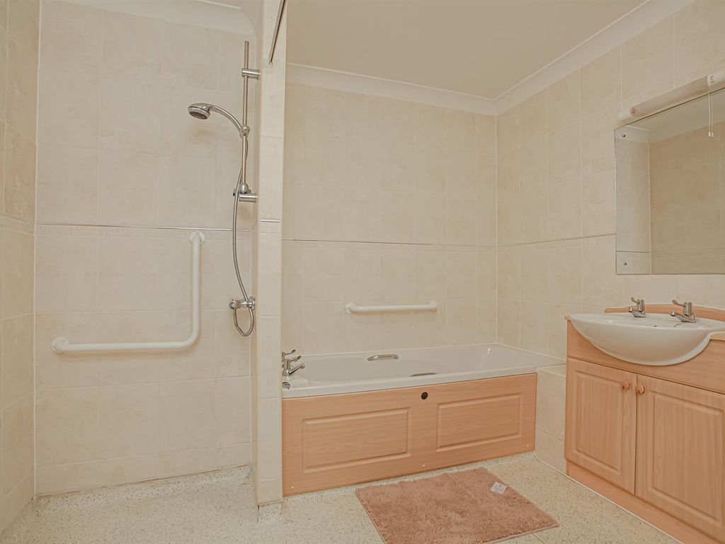 1 bed flat for sale in School Lane, Banbury OX16, £120,000