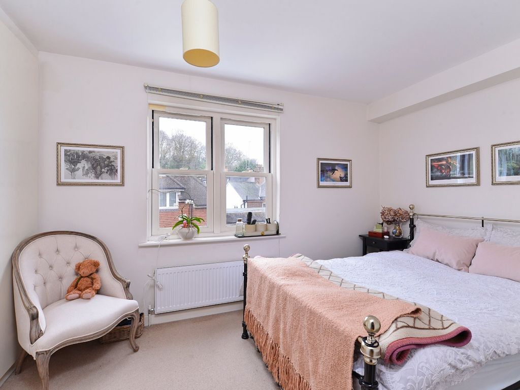 1 bed flat for sale in Godalming, Surrey GU7, £200,000