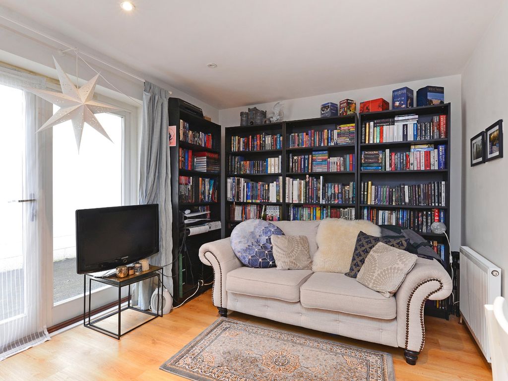 1 bed flat for sale in Godalming, Surrey GU7, £200,000