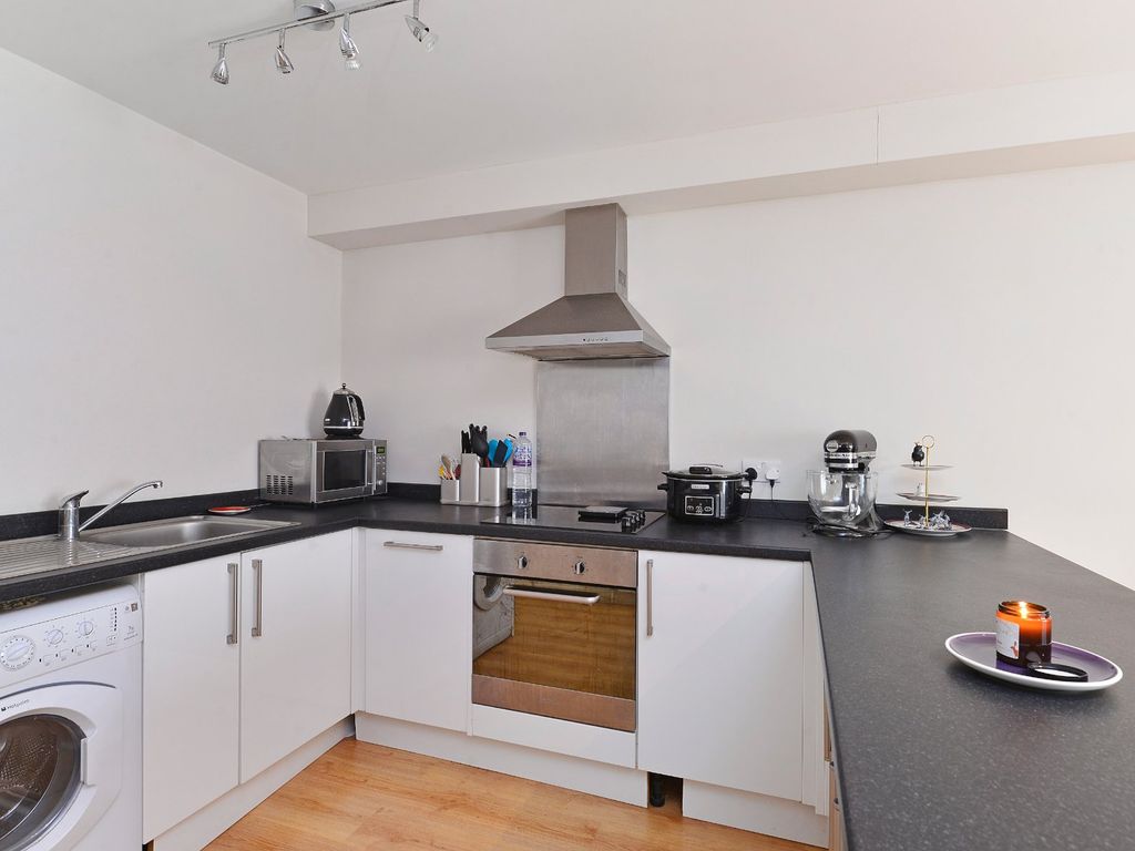 1 bed flat for sale in Godalming, Surrey GU7, £200,000