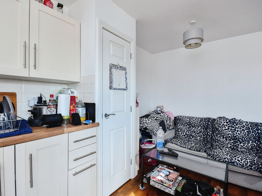1 bed flat for sale in Wimborne Road, Bournemouth BH9, £100,000