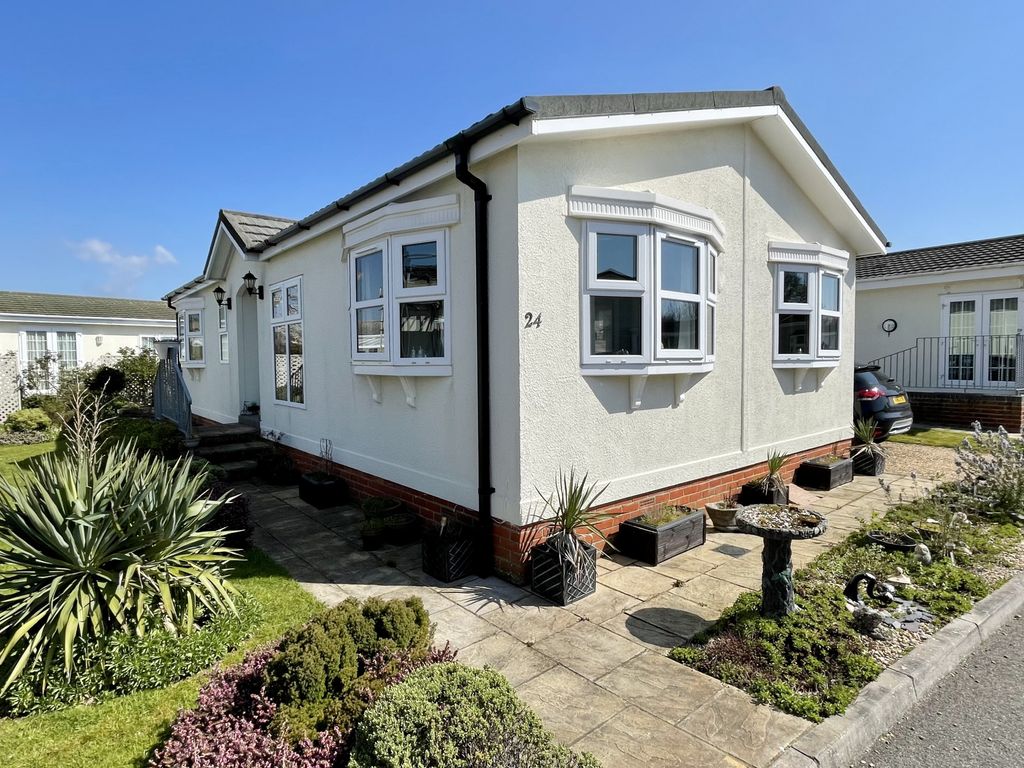 2 bed bungalow for sale in Oak Tree Lane, Eastbourne, East Sussex BN23, £210,000