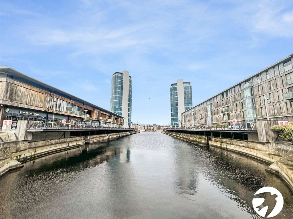 1 bed flat for sale in Chatham Quays, Dock Head Road, Chatham, Kent ME4, £175,000