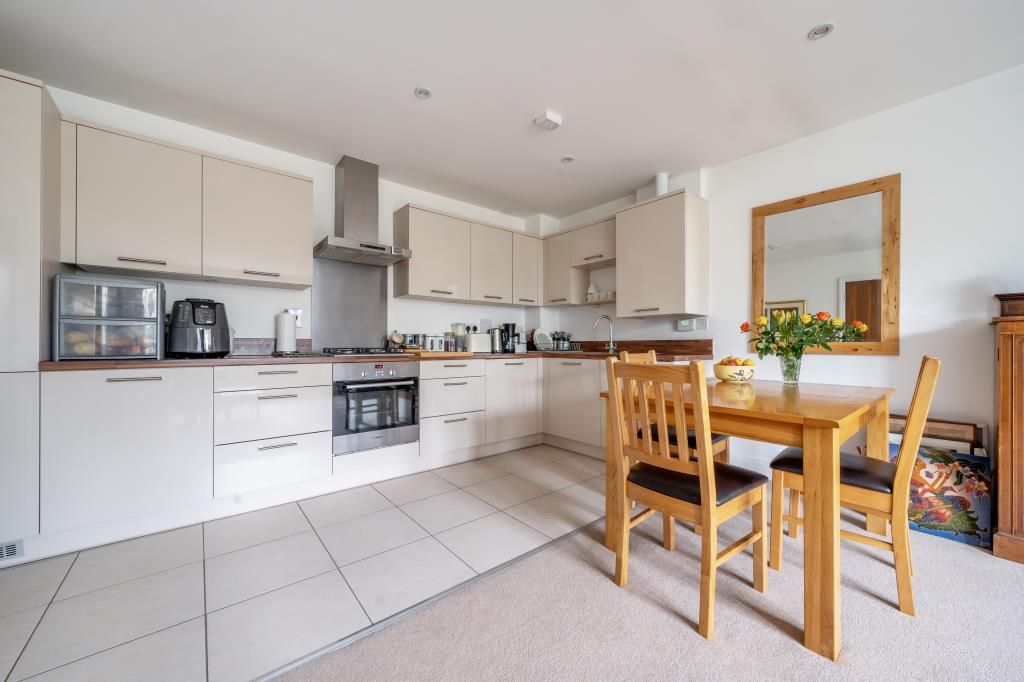 2 bed flat for sale in King's Sutton, Oxfordshire OX17, £230,000