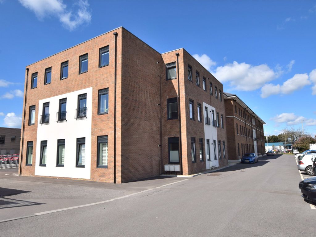 2 bed flat for sale in Eastern Avenue, Gloucester, Gloucestershire GL4, £230,000