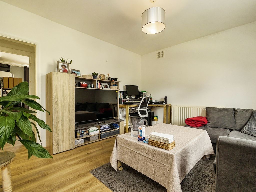 1 bed flat for sale in Guildford Park Road, Guildford, Surrey GU2, £239,950