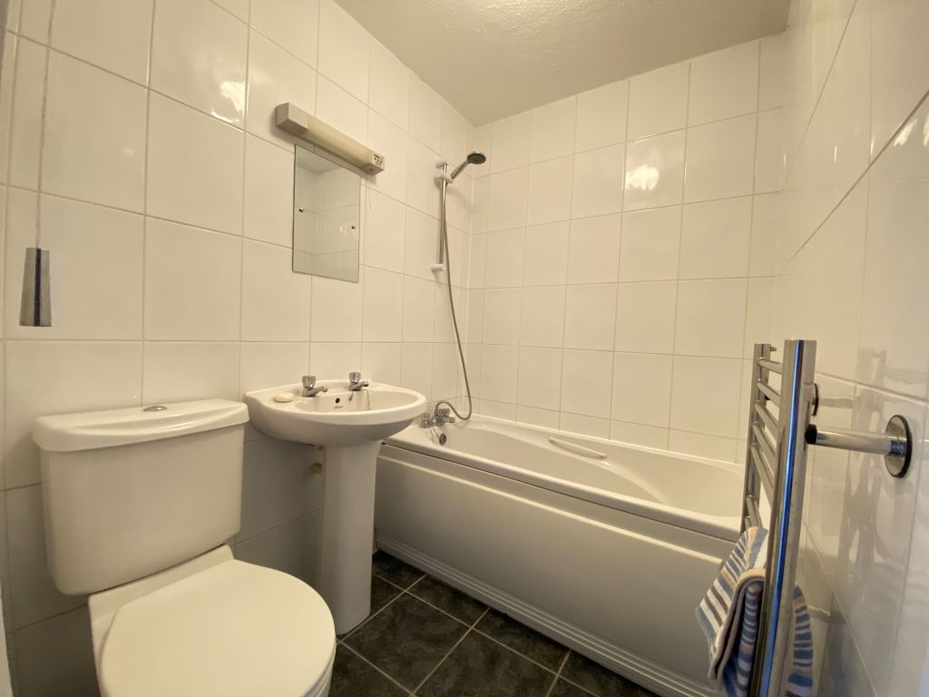 1 bed flat for sale in Midhope Road, Hook Heath, Woking GU22, £235,000