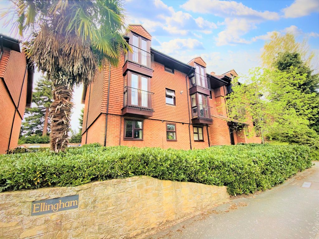 1 bed flat for sale in Midhope Road, Hook Heath, Woking GU22, £235,000