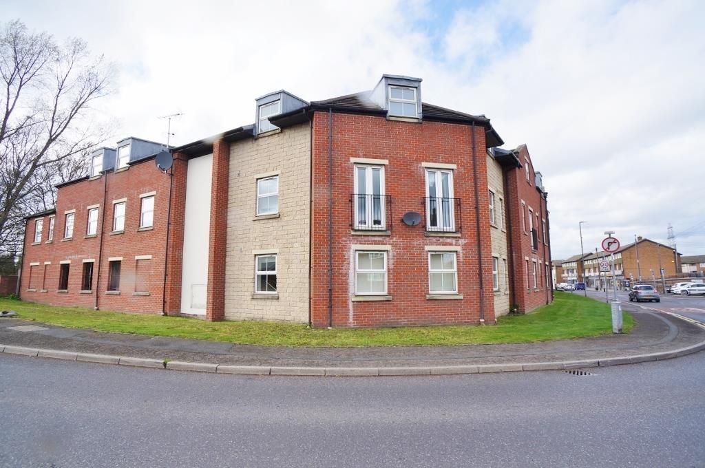2 bed flat for sale in Ashdown Court, Knottingley WF11, £59,950