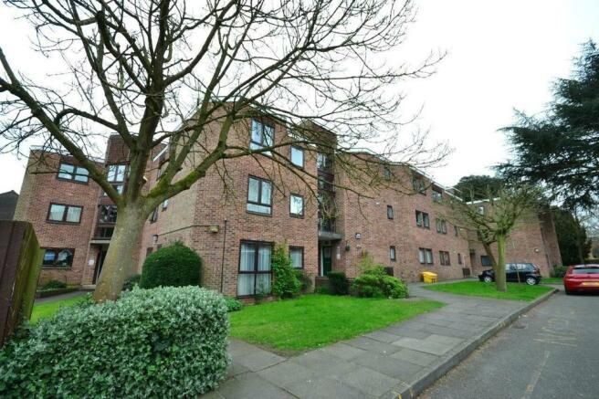 2 bed flat for sale in Stanley Road, Leicester LE2, £130,000