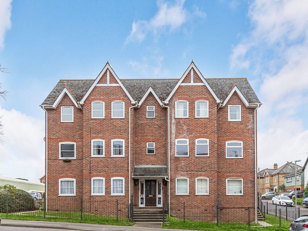1 bed flat for sale in Langley Road, Poole BH14, £155,000