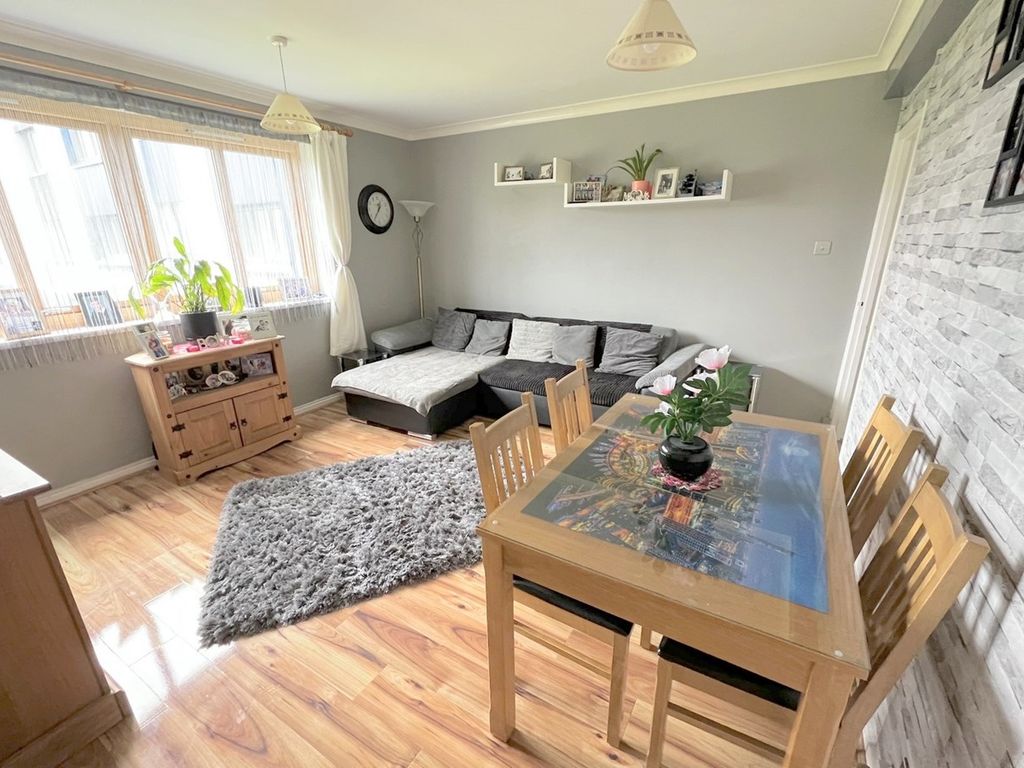 2 bed flat for sale in Sterte Close, Poole BH15, £150,000
