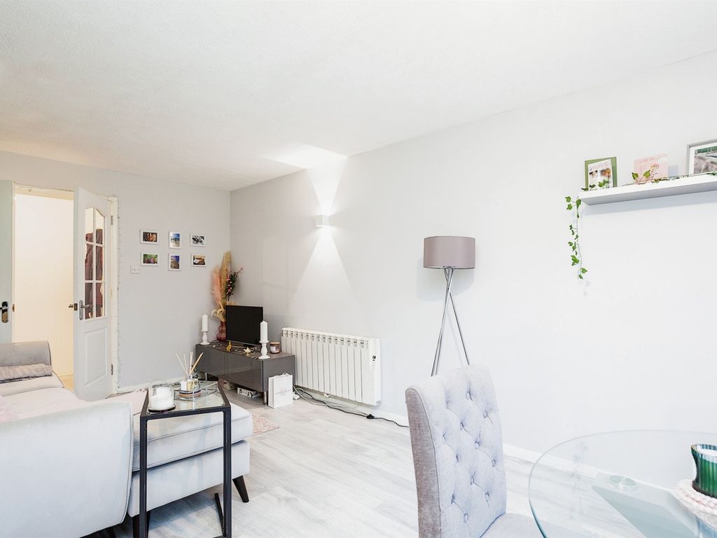 2 bed flat for sale in Wallis Way, Horsham RH13, £200,000