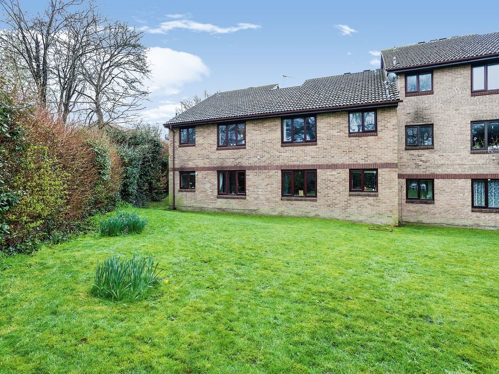 2 bed flat for sale in Wallis Way, Horsham RH13, £200,000