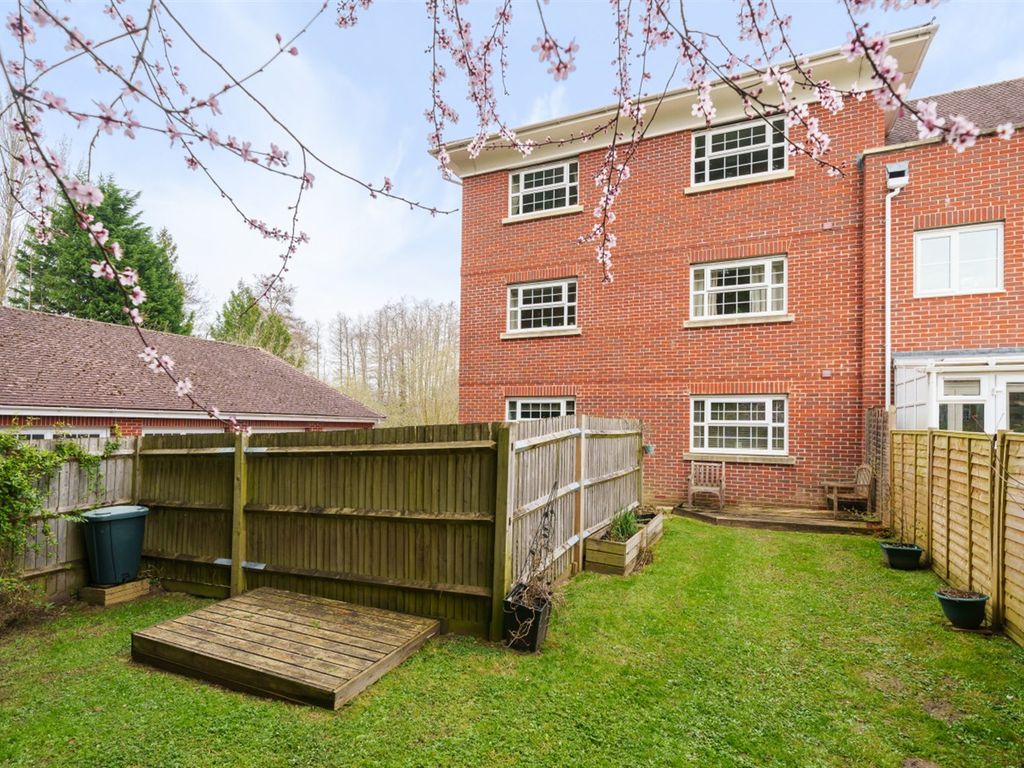 2 bed flat for sale in Spiro Close, Pulborough, West Sussex RH20, £225,000