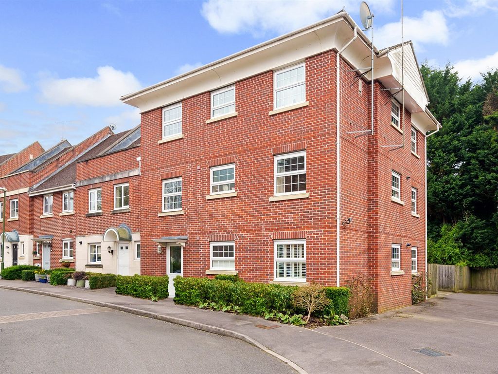 2 bed flat for sale in Spiro Close, Pulborough, West Sussex RH20, £225,000