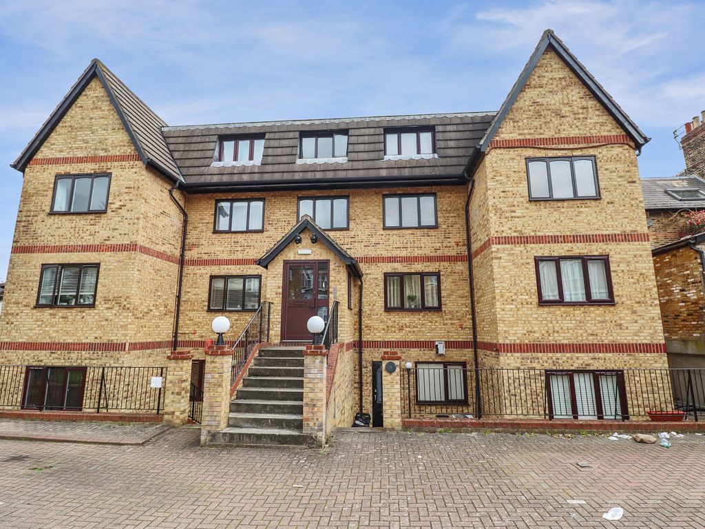 1 bed flat for sale in Lower Park Road, Belvedere DA17, £150,000