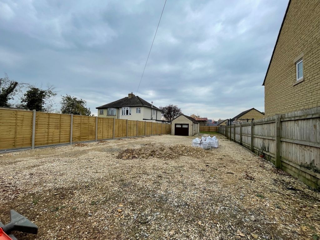 Land for sale in Carton Lodge, Carterton, Oxfordshire OX18, £195,000