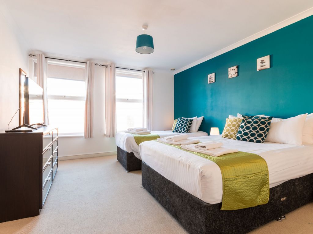 2 bed flat for sale in Newport Street, Swindon SN1, £159,999