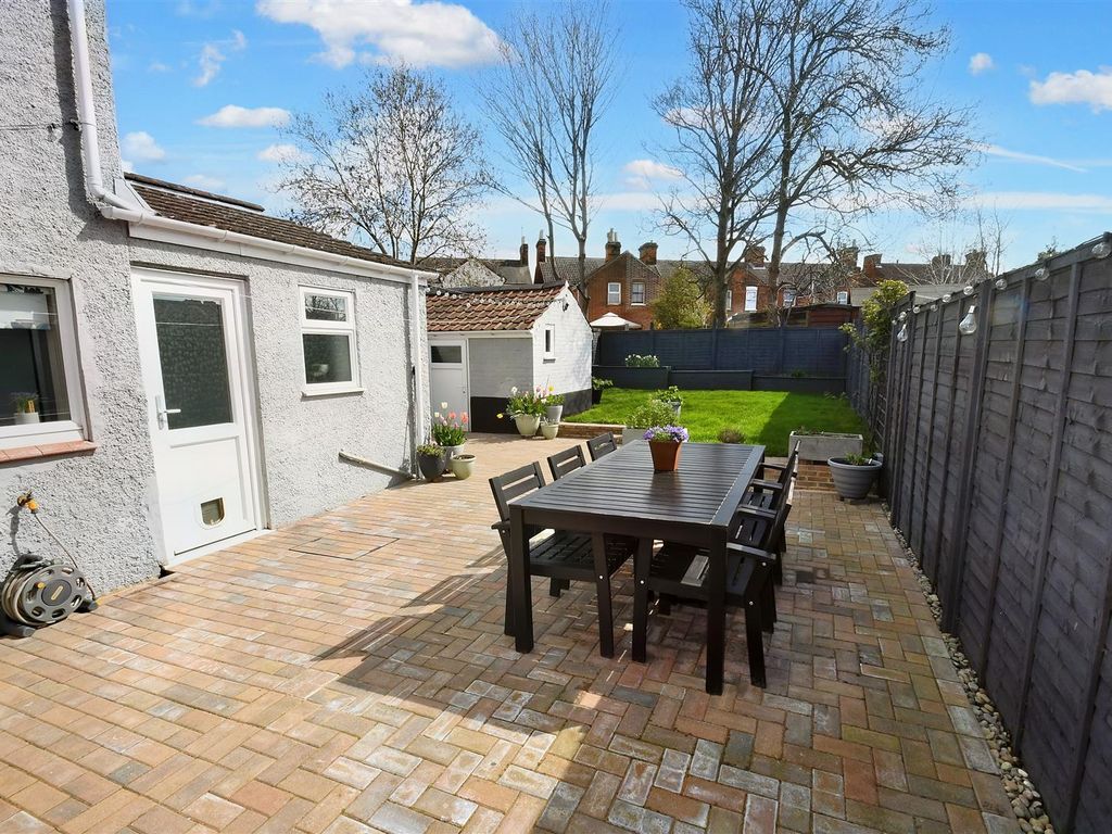 3 bed semi-detached house for sale in Newton Road, Ipswich IP3, £239,995