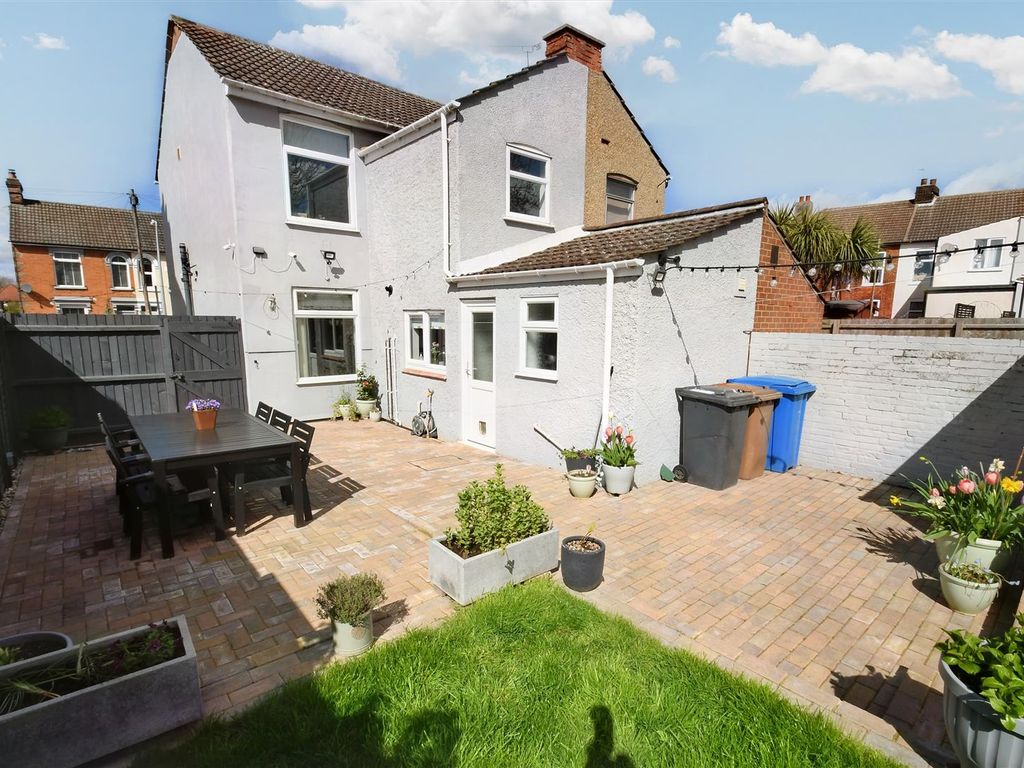 3 bed semi-detached house for sale in Newton Road, Ipswich IP3, £239,995