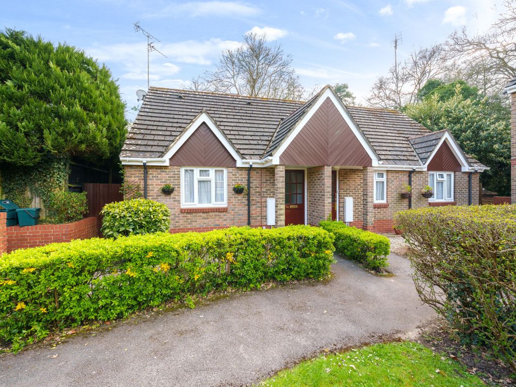 1 bed bungalow for sale in Groves Lea, Mortimer, Reading, Berkshire RG7, £250,000