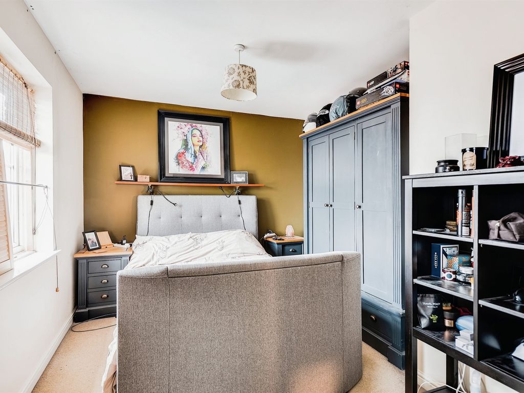 2 bed flat for sale in Dorney Road, Swindon SN25, £155,000
