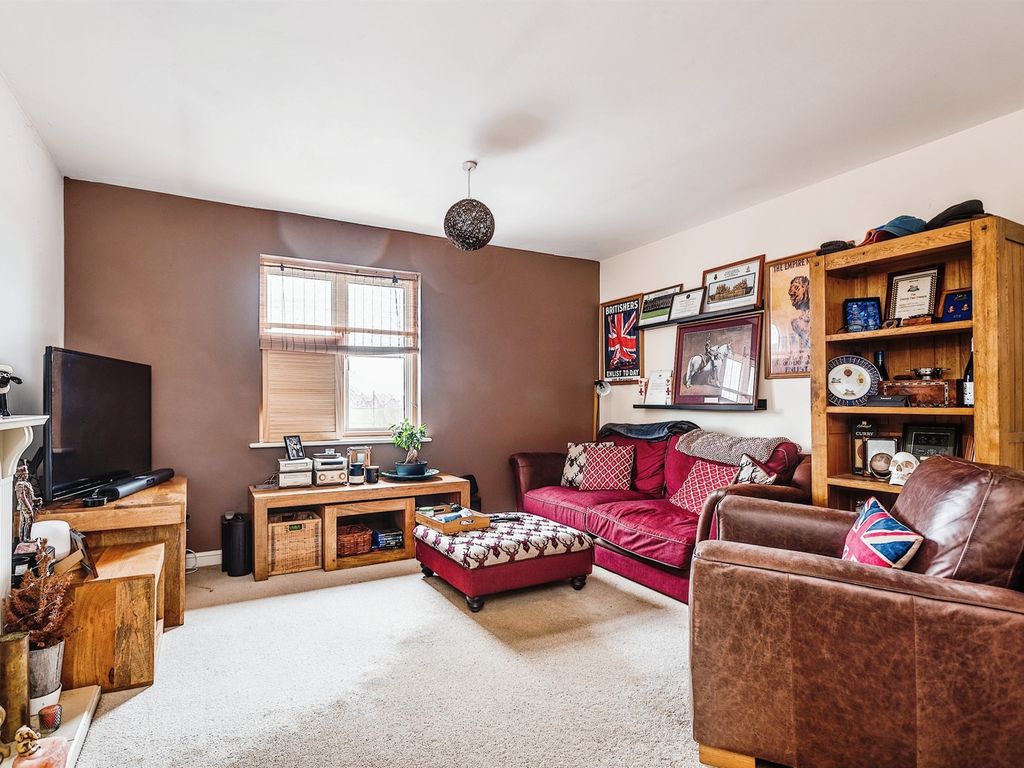 2 bed flat for sale in Dorney Road, Swindon SN25, £155,000