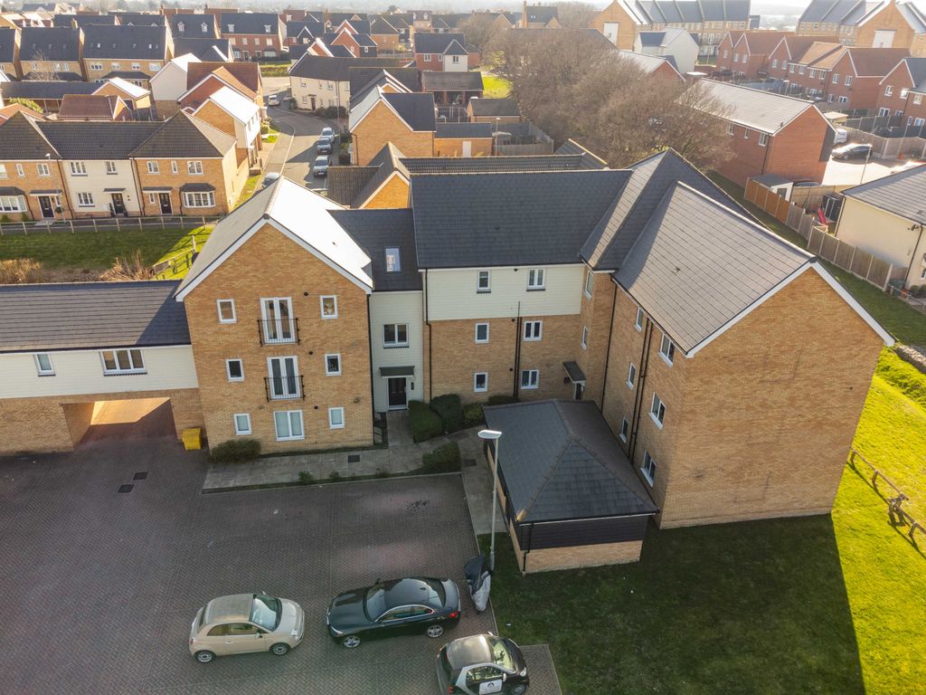 2 bed flat for sale in Warwick Crescent, Basildon SS15, £250,000