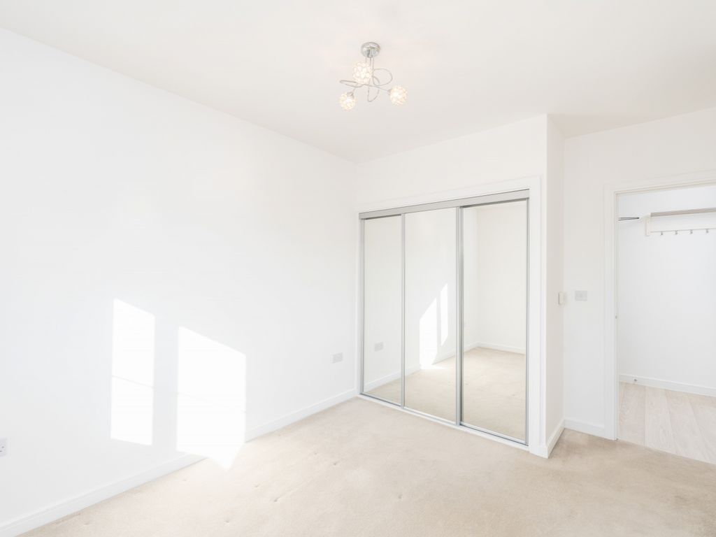 2 bed flat for sale in Warwick Crescent, Basildon SS15, £250,000