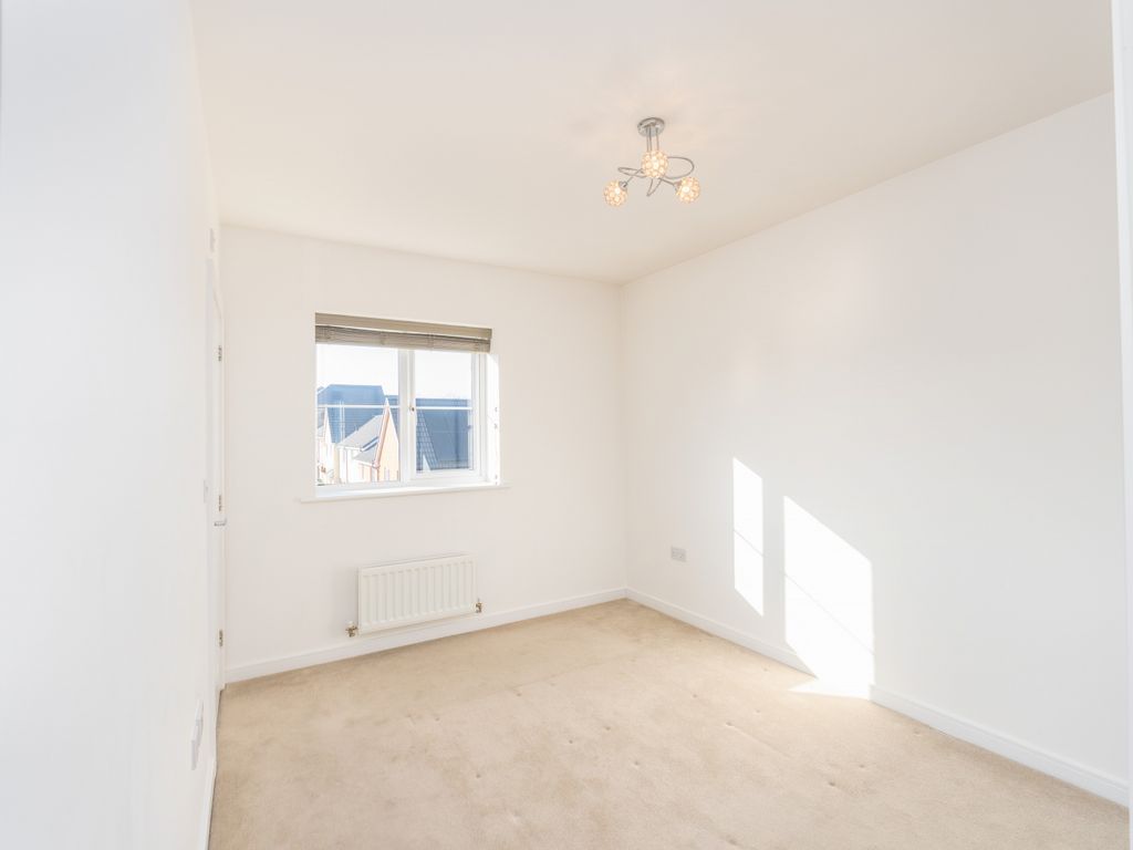 2 bed flat for sale in Warwick Crescent, Basildon SS15, £250,000